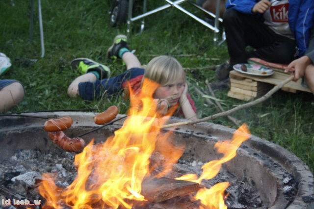 Die Grillwurst im Feuer
